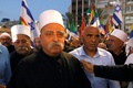 イスラエル中部テルアビブで、ドルーズ派がデモを行っている現場に到着した精神的指導者シェイク・ムアファク・タリフ師（中央、2018年8月4日撮影）。(c)AFP PHOTO / JACK GUEZ