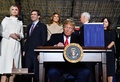国防権限法に署名するドナルド・トランプ大統領と、後ろで見守る（前から2列目左から）イヴァンカ氏、マーク・エスパー米国防長官、メラニア夫人、マイク・ペンス副大統領、カレン夫人（2019年12月20日撮影）。(c)Nicholas Kamm / AFP