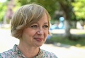 ルーマニアの首都ブカレストでAFPの取材に応じるジャーナリスト、エミリア・セルカン氏（2022年7月26日撮影）。(c)Daniel MIHAILESCU / AFP