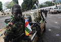 中央アフリカ首都バンギ（Bangui）の大統領府のそばでピックアップトラックに乗る反政府勢力セレカ（Seleka）の少年兵（2013年3月25日撮影）。(c)AFP/SIA KAMBOU