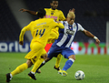 11-12ポルトガル1部リーグは22日から24日にかけ、第8節の試合が各地で行われ、FCポルト（FC Porto）は5－0でナシオナル（CD Nacional）を下した。

相手選手に囲まれながらもボールをキープするFCポルトのフッキ（Hulk、右、2011年10月23日撮影）。(c)AFP/MIGUEL RIOPA