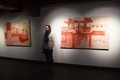 「陶弘景」として描いた作品の前で取材に応じるフランス人アーティストのアレクサンドル・ウエリ氏。中国・北京赤門画廊で（2015年11月4日撮影）。(c)AFP/GREG BAKER