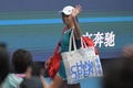 テニス、中国オープン、女子シングルス準々決勝。観客に手を振りながらコートを後にする張帥（2024年10月3日撮影）。(c)Jade Gao / AFP