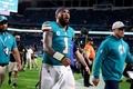 23NFL第16週、マイアミ・ドルフィンズ対ダラス・カウボーイズ。試合に勝利し、フィールドを後にするマイアミ・ドルフィンズのトゥア・タゴバイロア（中央、2023年12月24日撮影）。(c)Megan Briggs/Getty Images/AFP