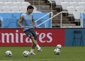 サッカーW杯ブラジル大会（2014 World Cup）グループDのイングランド戦を控え、アレーナ・デ・サンパウロ（Arena de Sao Paulo）で調整を行うウルグアイのルイス・スアレス（Luis Suarez、2014年6月18日撮影）。(c)AFP/DANIEL GARCIA
