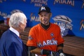 17MLB、ピッツバーグ・パイレーツ対マイアミ・マーリンズ。ダッグアウトで笑顔を見せるマイアミ・マーリンズのイチロー（2017年4月30日撮影）。(c)AFP/Getty Images/Mark Brown