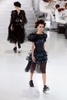フランス・パリ市内で発表された「シャネル（CHANEL）」14年春夏オートクチュールコレクション（2014年1月21日撮影）。(c)AFP/PATRICK KOVARIK