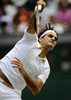 テニス、ウィンブルドン選手権（%%The Championships Wimbledon 2009%%）男子シングルス準決勝。大会第2シードのロジャー・フェデラー（%%Roger Federer%%、スイス）は、大会第24シードのトミー・ハース（%%Tommy Haas%%、ドイツ）と対戦。フェデラーは7-6、7-5、6-3のストレートでハースを退け、グランドスラム（4大大会）では通算20度目、ウィンブルドンでは7年連続となる決勝進出を果たした。写真はサーブを放つロジャー・フェデラー。（2009年7月3日撮影）(c)AFP/ADRIAN DENNIS