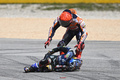 ロードレース世界選手権、第1戦ポルトガルGP、MotoGPクラス決勝。転倒したクリプトデータRNFのミゲル・オリベイラ（下）に歩み寄るレプソル・ホンダのマルク・マルケス（2023年3月26日撮影）。(c)PATRICIA DE MELO MOREIRA/ AFP