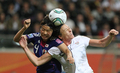女子サッカーW杯ドイツ大会（FIFA Women&apos;s World Cup 2011）は17日、フランクフルト（Frankfurt）で決勝が行われ、日本は2度の劣勢を跳ね返し、2-2の末に迎えたPK戦で米国を3-1で下して初優勝を飾った。

米国のアビー・ワンバック（Abby Wambach、右）とボールを競る日本の熊谷紗希（Saki Kumagai、2011年7月17日撮影）。(c)AFP/DANIEL ROLAND