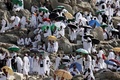 サウジアラビアにあるイスラム教の聖地メッカへの大巡礼「ハッジ」のクライマックス、アラファト山で夜明けに祈りをささげる巡礼者（2024年6月15日撮影）。(c)Fadel Senna / AFP