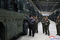 北朝鮮人民軍に納入予定の移動式ミサイル発射台が保管されている倉庫を視察する金正恩（キム・ジョンウン）朝鮮労働党総書記（左）。朝鮮中央通信（KCNA）公開（2024年5月14日撮影、15日公開）。(c)AFP PHOTO/KCNA VIA KNS