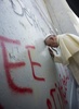 ヨルダン川西岸（West Bank）を分断する分離壁に書かれたメッセージを見ながら壁に手を添えるローマ・カトリック教会のフランシスコ（Francis）法王（2014年5月25日撮影）。(c)AFP/OSSERVATORE ROMANO/HO