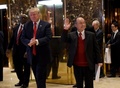 米ニューヨークのトランプ・タワーで、会談を終えロビーに姿を現したドナルド・トランプ次期米大統領とソフトバンクグループの孫正義社長（2016年12月6日撮影）。(c)AFP/TIMOTHY A. CLARY