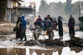 イラク北部モスルで政府軍によるイスラム過激派組織「イスラム国（IS）」からの奪還作戦が続く中、ザワラ地区を歩く避難民（2017年1月8日撮影）。(c)AFP/Dimitar DILKOFF