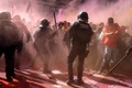 スペイン北東部カタルーニャ自治州のバルセロナで、中央政府の警官に支持を示す集会への対抗デモに参加した分離派と衝突する地元警官（2018年9月29日撮影）。(c)Pau Barrena / AFP