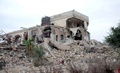 シリア北部アレッポ（Aleppo）で、政府軍の拠点として利用され、反体制派によって爆破されたホテル（2014年5月8日撮影）。(c)AFP