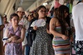 メキシコ・ベラクルス州ベラクルスで扇子であおぐ女性（中央、2024年5月24日撮影）。(c)Victoria Razo / AFP
