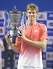男子テニス、マハラシュトラ・オープン、シングルス決勝。トロフィーを手にポーズをとるケビン・アンダーソン（2019年1月5日撮影）。(c)STR / AFP