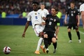 UEFAネーションズリーグ、リーグA・グループ1、フランス対クロアチア。フランスのオーレリアン・チュアメニ（左）とボールを競るクロアチアのルカ・モドリッチ（2022年6月13日撮影）。(c)Franck FIFE / AFP