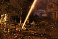 ロシア南西部エイスクの住宅地のスホイ34戦闘爆撃機墜落現場で活動する緊急対応要員（2022年10月17日撮影）。(c)STRINGER / AFP