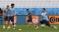 サッカーW杯ブラジル大会（2014 World Cup）グループDのイングランド戦を控え、アレーナ・デ・サンパウロ（Arena de Sao Paulo）で調整を行うウルグアイのホルヘ・フシレ（Jorge Fucile、左）とルイス・スアレス（Luis Suarez、右、2014年6月18日撮影）。(c)AFP/DANIEL GARCIA