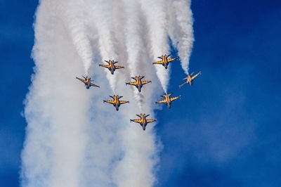 韓国ADEX開幕、空軍アクロバットチームのエアショー