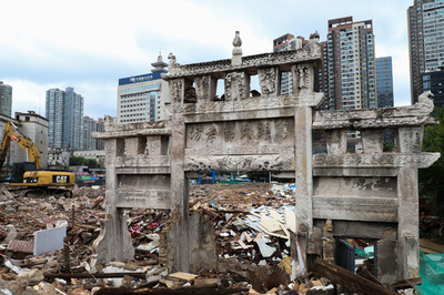 清時代の「牌坊」、家屋の一部になっていた 解体作業中に姿現す