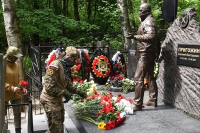 ワグネル創設者プリゴジン氏の銅像、墓地で公開 ロシア
