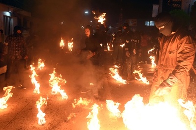 街中が火に包まれる「火の玉祭り」、エルサルバドル