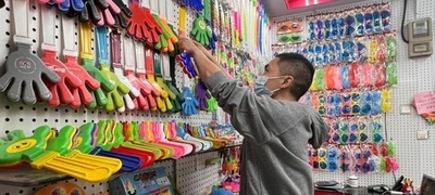 サッカーW杯を前に中国で早くも「熱戦」 グッズ出荷に追われる100円ショップの里