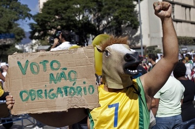 コンフェデ杯会場周辺で4万人がデモ、警官隊と衝突 ブラジル