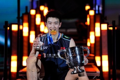 中国バドミントンの新鋭 全英オープン初出場で優勝