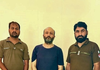 真夜中に墓堀り、米国人妻殺害容疑で男を逮捕 パキスタン