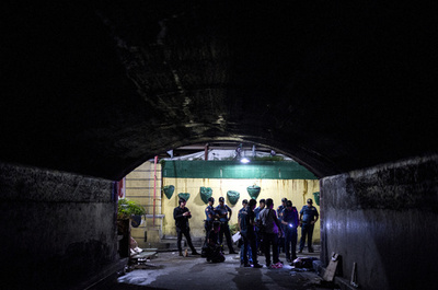 バイク2人乗りの暗殺者、覆面取ったら警察官 フィリピン