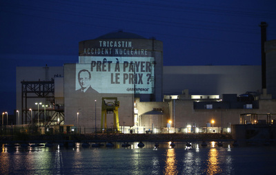 仏原発に侵入、壁にメッセージを投影 グリーンピース