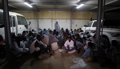 トラック内に移民約100人閉じ込め、子ども含む8人窒息死 リビア