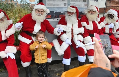 クリスマスに備え技量を磨く、ロンドンのサンタ学校再開