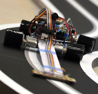 マイコン制御自走式マシンの大会、今年も腕自慢が集結