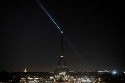 エッフェル塔が消灯、シリア・アレッポへの支援示す