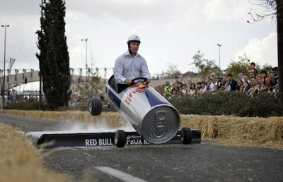 手作りの車で街を疾走、エルサレム