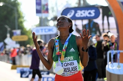 ゲブレシラシエが大会新で女子マラソン金、松田9位 世界陸上
