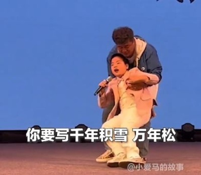 朗読コンテストで脳性まひ少年が転んだがひざまずいて朗読を継続＝中国吉林