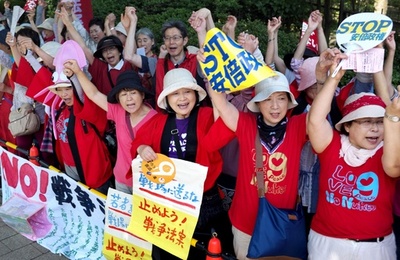 安保法案に「ノー」、人間の鎖で国会取り囲む