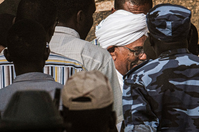 スーダンのバシル前大統領を送検、クーデター後初めて姿現す
