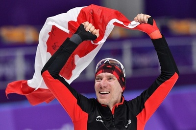 ブルーメンが五輪新で金メダル、スピードスケート男子1万m