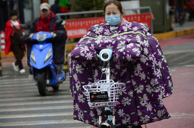 電動自転車の防寒対策が大事故につながる恐れ　中国・交通警察が警鐘