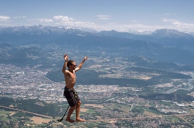 絶景を背に綱渡り、仏東部で「スラックライン」イベント