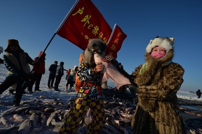 モンゴル族の伝統的な網漁始まる、初物は500万円 中国