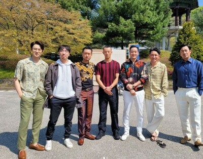 ユ・ヨンソク、『ナルコの神』監督&共演者との集合写真が話題 – KOREA WAVE